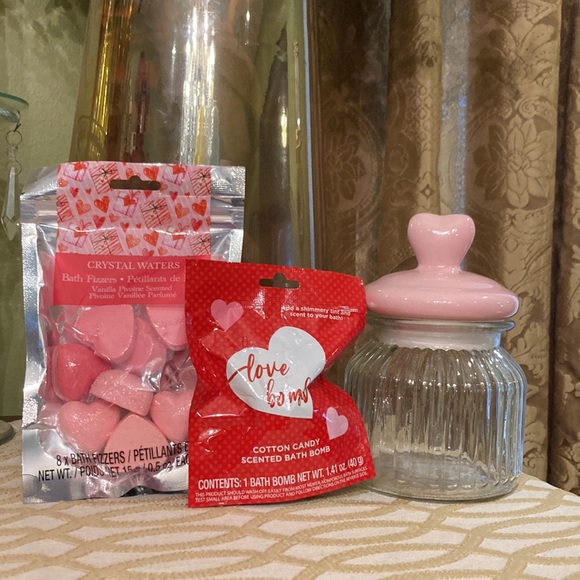 Glass jar with heart shaped ceramic lid filled with bath bomb and 8 bath fizzers - Picture 5 of 9